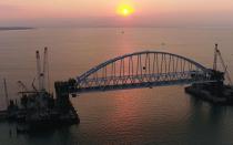 Арка в море: строители начали сборку судоходных пролётов Крымского моста Зачем нужны автомобильная и железнодорожная арки на керченском мосту: причины